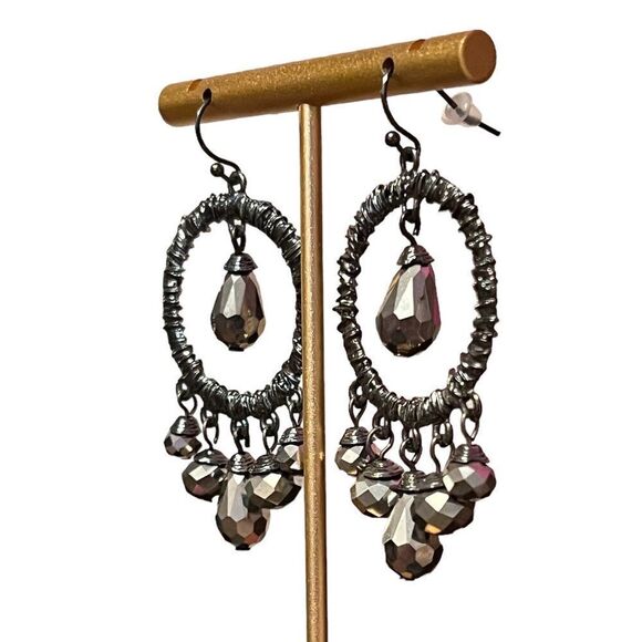 ⭐️3/$25⭐️ Gorgeous Gray Metal Crystal Dangle Earrings - Picture 4 of 4